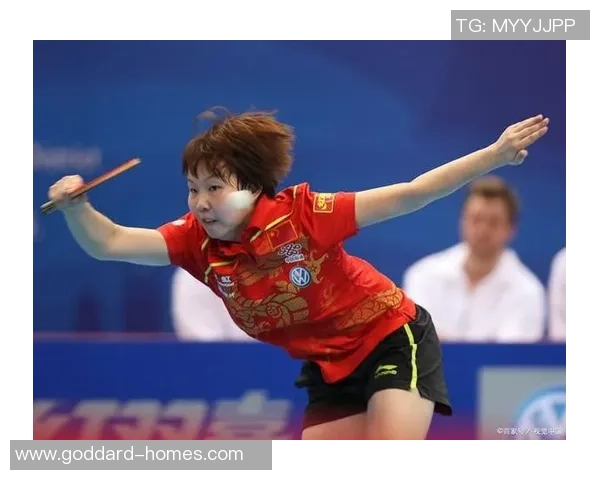 蓝色头发的足球明星女孩展现独特魅力与运动激情