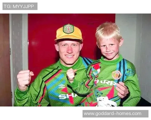 足球明星与儿子温馨互动视频展现亲子情深瞬间引发网友热议