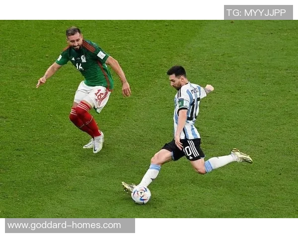 足球明星身着纯白西装展现优雅风采的精彩瞬间